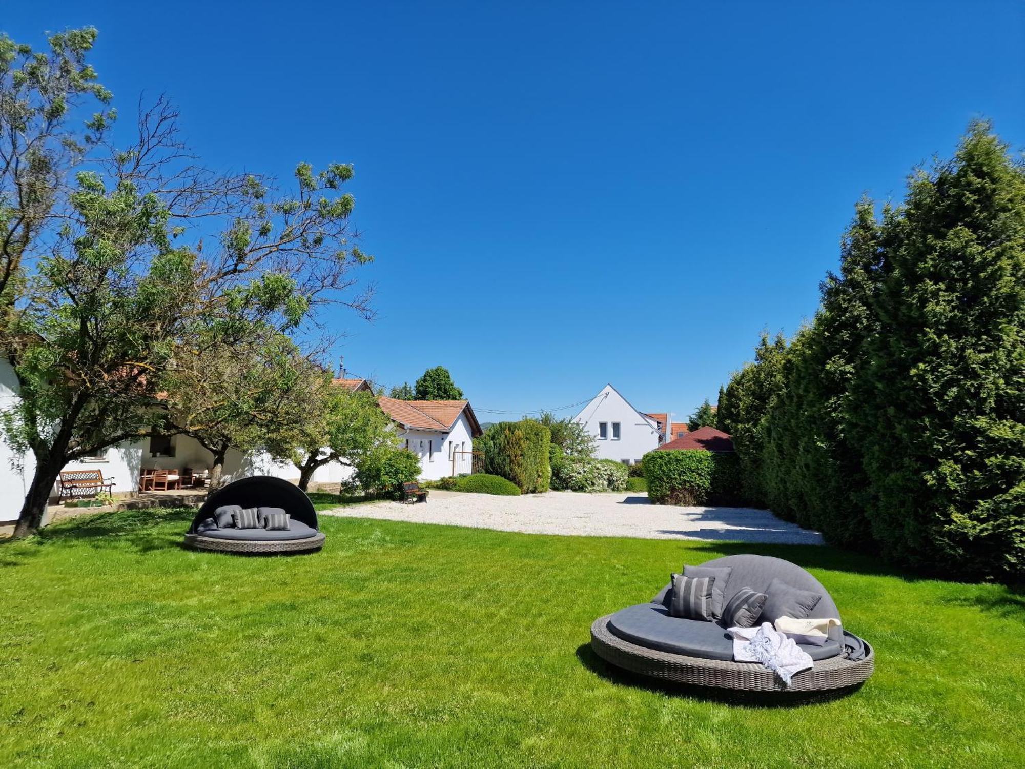The Secret Garden - Keszthely Bed & Breakfast Екстериор снимка